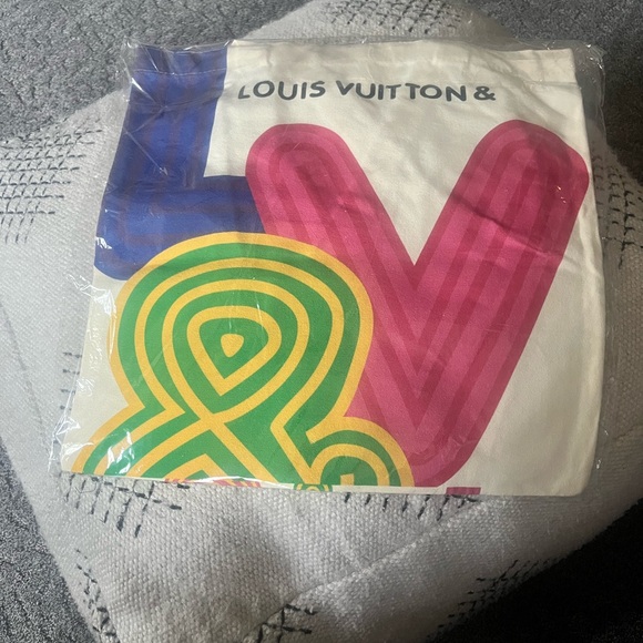Only 1 left π©·π«Άπ»! Louis Vuitton Canvas Tote! - Picture 5 of 6